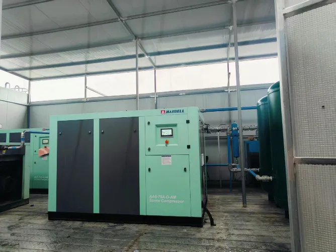 Yuzhen-Ingenieure installieren zweistufigen VFD-Luftkompressor von Hanbell mit 75 kW für eine Automobilteilefabrik in Vietnam